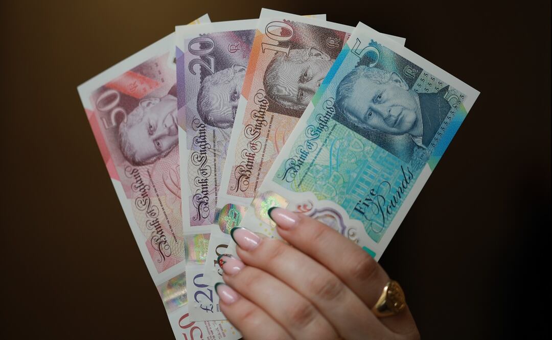 Los nuevos billetes con el rostro del rey Carlos III del Reino Unido entraron en circulación; se usarán junto con los que llevan el retrato de la reina Isabel II, madre del jefe de Estado. Foto: EFE