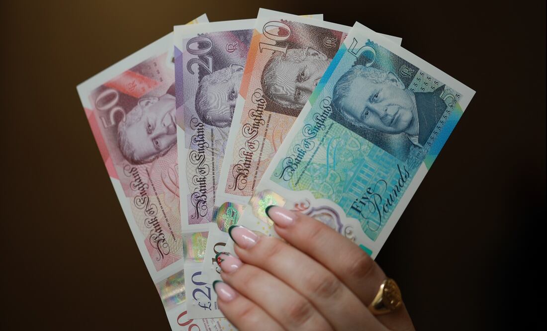 Los nuevos billetes con el rostro del rey Carlos III del Reino Unido entraron en circulación; se usarán junto con los que llevan el retrato de la reina Isabel II, madre del jefe de Estado. Foto: EFE