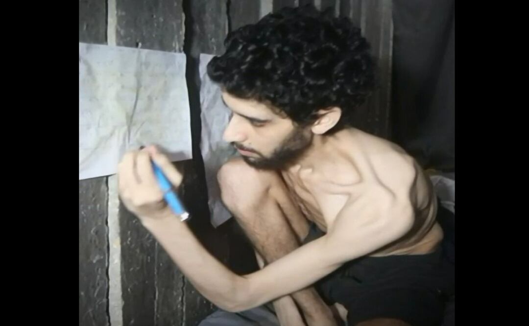 El brazo armado de Hamás, las Brigadas Al Qasam, difundió este sábado un nuevo vídeo del rehén israelí Evyatar David, de quien ya publicaron imágenes el viernes (en la imagen) mostrando su extrema delgadez, en el que cava su propia tumba dentro de un túnel en la Franja de Gaza. Foto: EFE