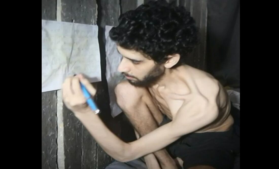 El brazo armado de Hamás, las Brigadas Al Qasam, difundió este sábado un nuevo vídeo del rehén israelí Evyatar David, de quien ya publicaron imágenes el viernes (en la imagen) mostrando su extrema delgadez, en el que cava su propia tumba dentro de un túnel en la Franja de Gaza. Foto: EFE