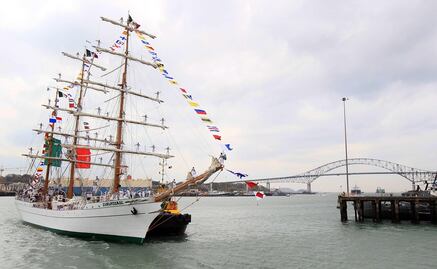 Cae cadete de la Marina de buque en aguas de la India