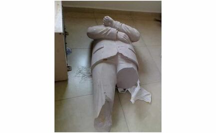 ¡Sin piernas y sin cabeza!, así custodian estatua de AMLO en Comisaría de Atlacomulco