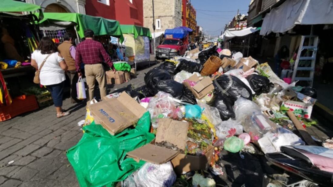 Oaxaca se llena de basura por paro de trabajadores de limpieza 