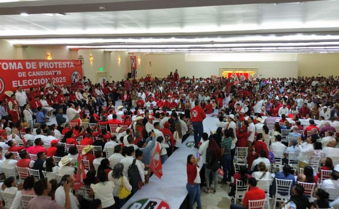 Alejandro Moreno durante la toma de protesta de los candidatos del PRI a las 212 presidencias municipales en disputa en Veracruz (12/04/2025). Foto: Especial