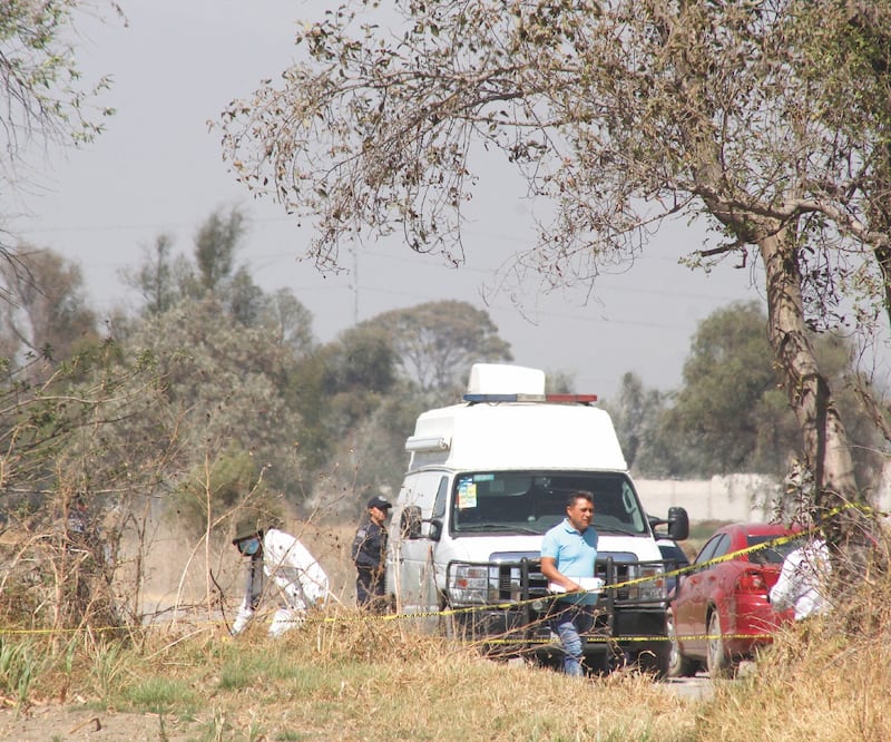 Ciudadanos alertaron a los servicios de emergencia de la presencia de cuatro cuerpos en la localidad de Santa Ana Xalmimilulco. OMAR CONTRERAS. EL UNIVERSAL