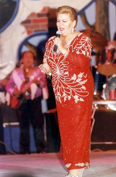 Paquita la del Barrio luce vestido rojo en una presentación en 1994. Foto: Archivo EL UNIVERSAL / Miguel Espinosa