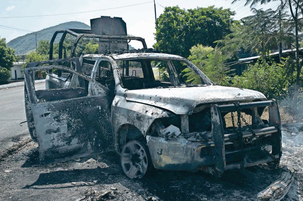 La emboscada de un grupo criminal en Aguililla dejó 13 policías muertos e incendiadas dos de las cuatro patrullas en las que viajaban. Foto: ARCHIVO EL UNIVERSAL