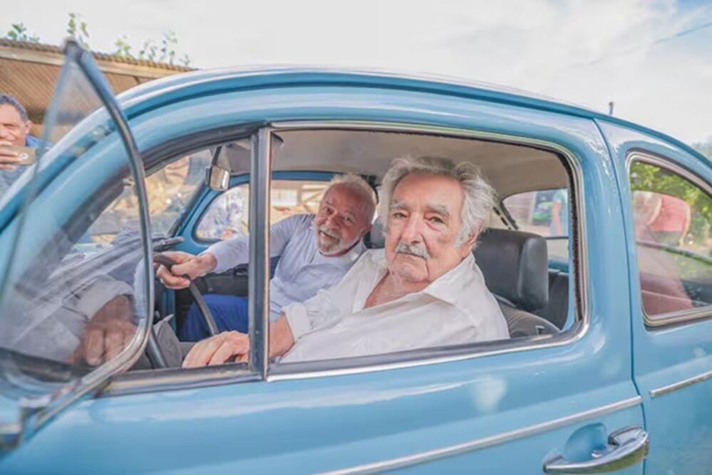 El expresidente uruguayo José Mujica junto al presidente brasileño Luiz Inácio Lula da Silva, en el Volkswagen del uruguayo en 2023. FOTO: LA NACIÓN/GDA