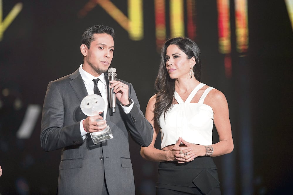 Iván Aguilera, hijo del fallecido cantautor, recibió el galardón de su padre en el evento conducido por Paola Rojas (izq) (OCESA)