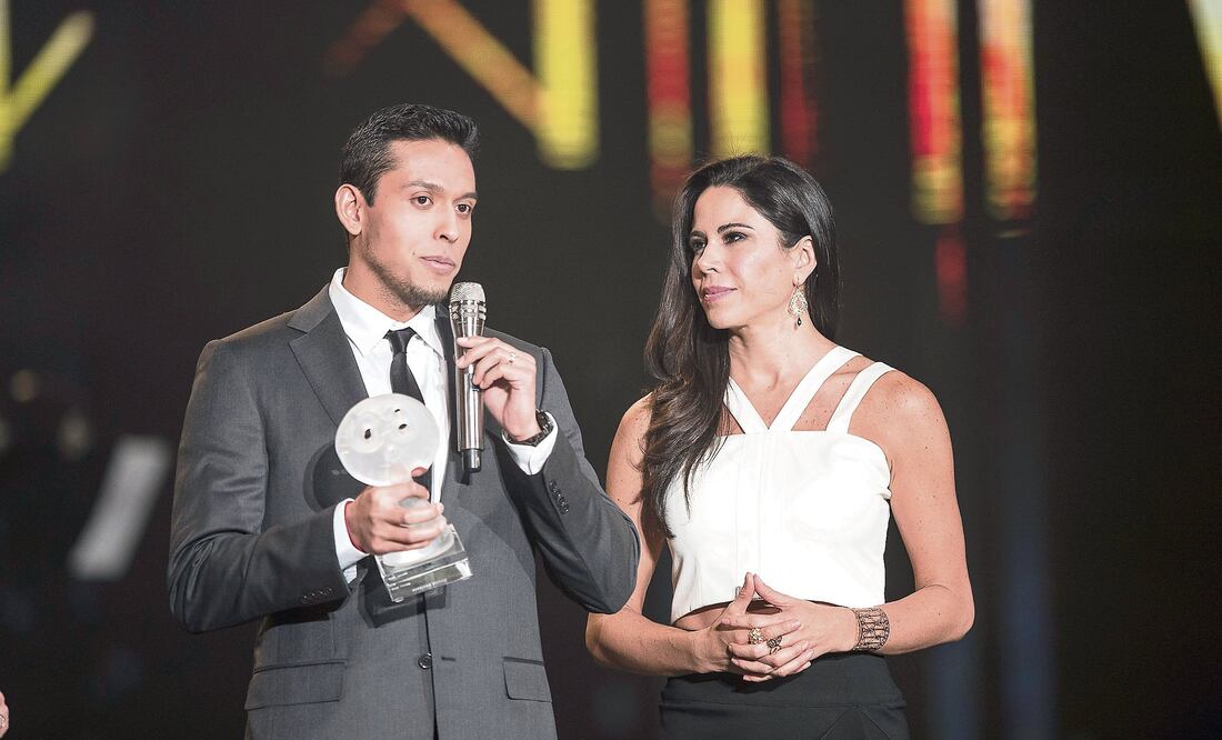 Iván Aguilera, hijo del fallecido cantautor, recibió el galardón de su padre en el evento conducido por Paola Rojas (izq) (OCESA)