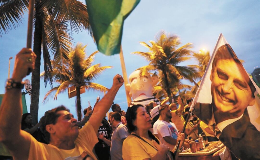 Simpatizantes de Bolsonaro celebran la ventaja del ultraderechista. (RICARDO MORAES. REUTERS)