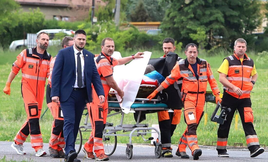 Rescatistas trasladan al primer ministro eslovaco, Robert Fico, herido de bala, a un hospital de la ciudad de Banska Bystrica, en el centro de Eslovaquia. FOTO: JAN KROSLAK. AP