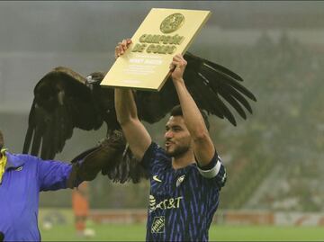 Henry Martín recibe emotivo homenaje en el Estadio Azteca pro el título de goleo