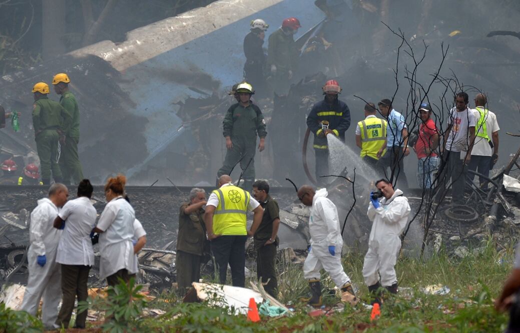 Un Boeing 737 de la aerolínea mexicana Damojh alquilado por Cubana de Aviación, que iba con 104 pasajeros y tripulación extranjera, se estrelló en las inmediaciones del aeropuerto internacional de La Habana. Foto AFP