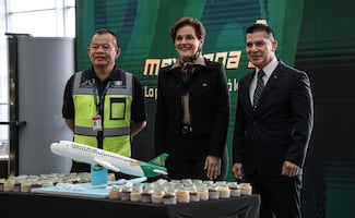 Con mariachi y pastel, celebra Mexicana segundo aniversario; transportó más de 800 mil pasajeros en los últimos dos años