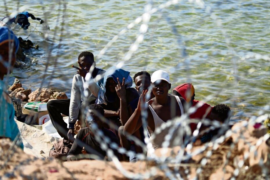 Los migrantes se reúnen en un área cerca de la frontera entre Libia y Túnez, mientras las fuerzas de seguridad libias y los trabajadores de la Cruz Roja Libia les distribuyen ayuda alimentaria el 23 de julio pasado. Foto: Yusef Murad / AP