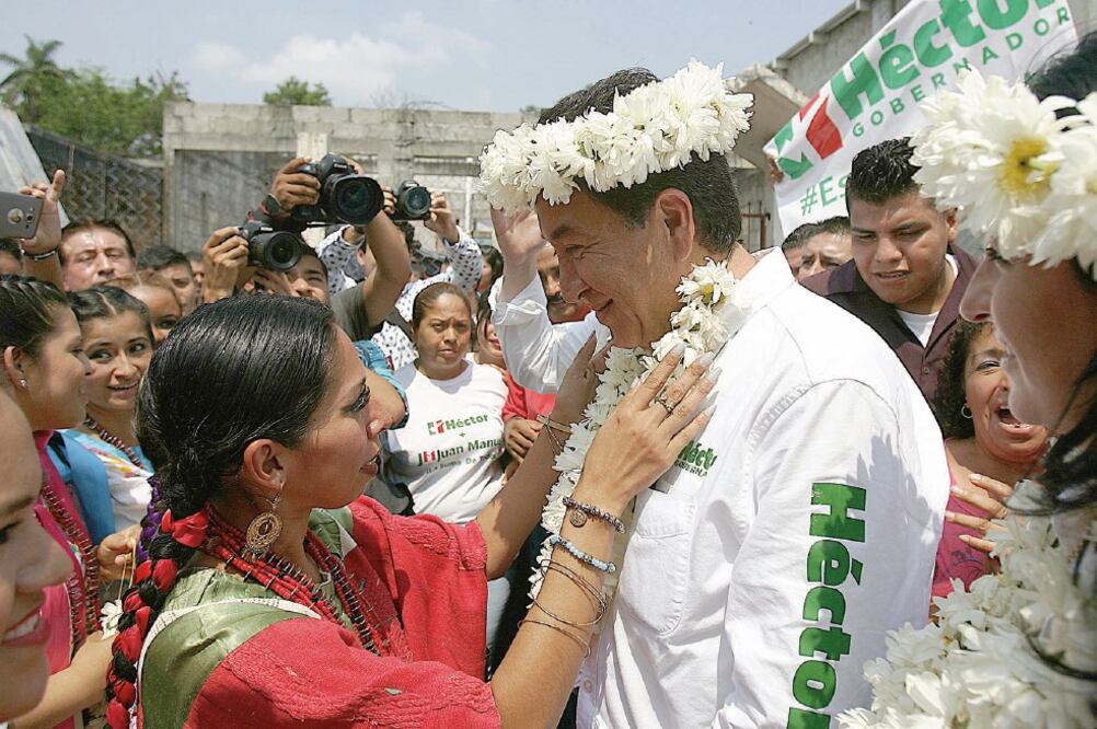 Héctor Yunes Landa se reunió con ciudadanos de la comunidad de Amatlán (ALEJANDRO ACOSTA. EL UNIVERSAL)