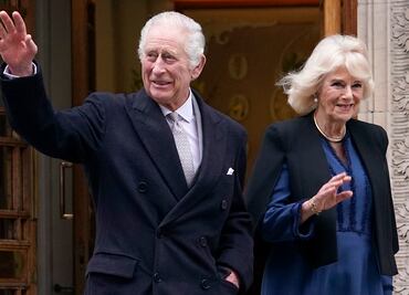 Reina Camila dice que el rey Carlos está "mejorando", pero bromea que tiene que obligarlo a "comportarse bien"