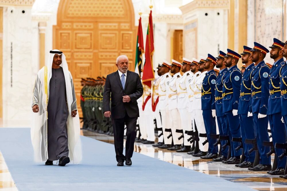 Como parte de su gira, el presidente brasileño Luiz Inacio Lula da Silva visitó Emiratos Árabes Unidos el sábado.
