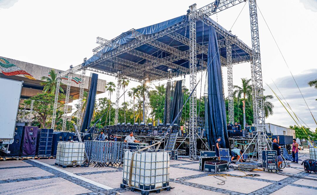 Tras el anuncio de suspensión de los festejos patrios, inició el desmantelamiento del escenario instalado en la explanada de la Unidad de Servicios Estatales, en Culiacán, donde se presentarían artistas como Miguel Bosé. Foto: José Betanzos / CUARTOSCURO