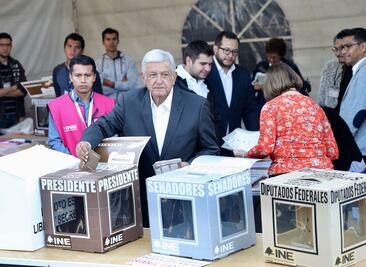 AMLO acude a emitir su voto por Rosario Ibarra de Piedra