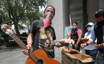 Regalan huevos a músicos desempleados por pandemia en Toluca