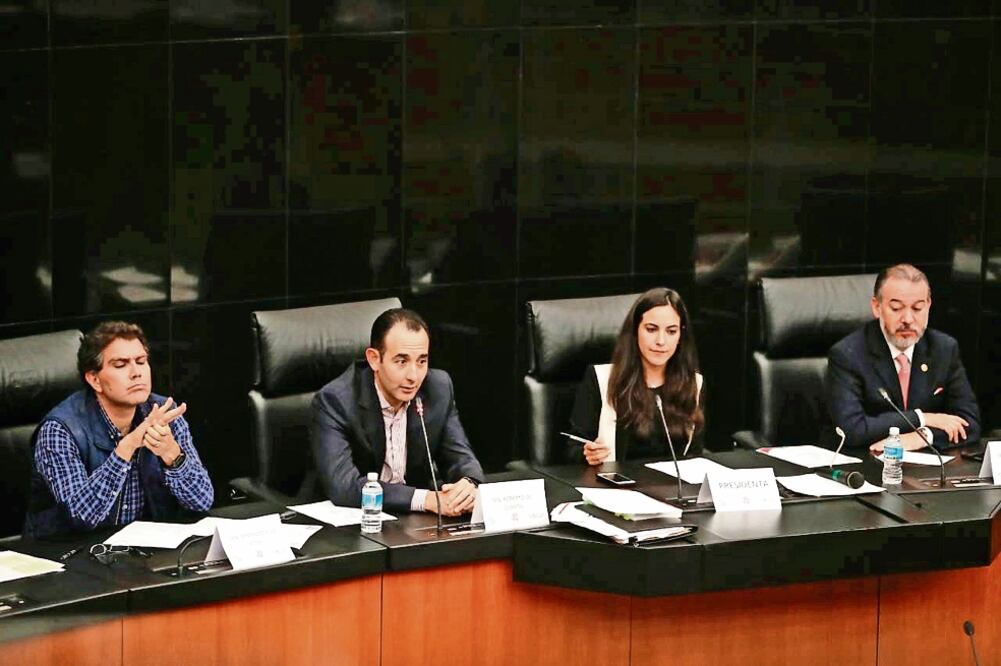 Roberto Gil Zuarth y Raúl Vera participaron en un foro de las juventudes en el Senado de la República. Ambos cuestionaron la iniciativa al señalar que podría ser declarada inconstitucional (LUIS CORTÉS. EL UNIVERSAL)