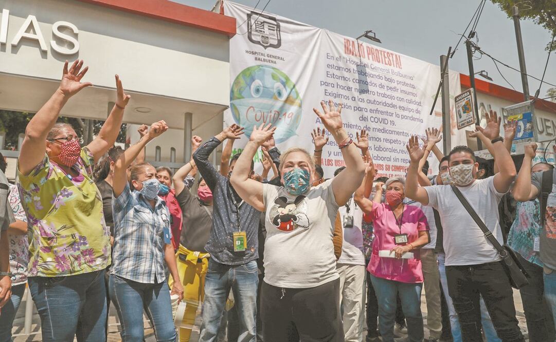 Un grupo de enfermeras y médicos, así como personal administrativo del Hospital General Balbuena, se manifestaron por la falta de material para atender casos de coronavirus y salvaguardar su seguridad. Foto: DIEGO SIMÓN. EL UNIVERSAL