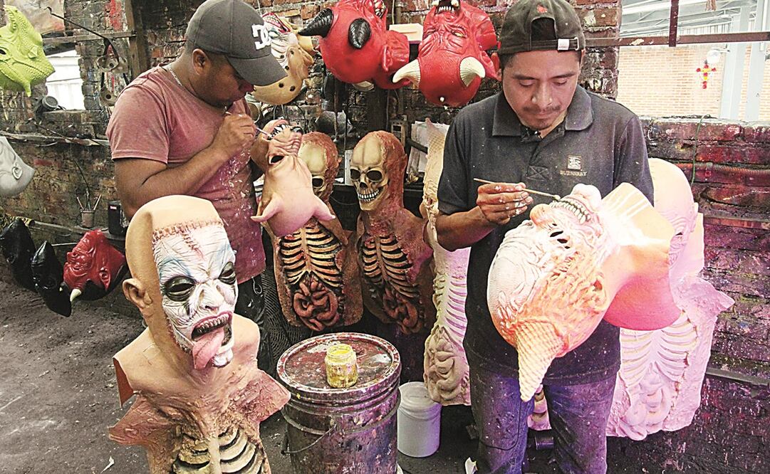  En Monster-manía para esta tempo-rada de Hallo-ween y Día de Muertos prevén crear hasta 50 mil máscaras.
