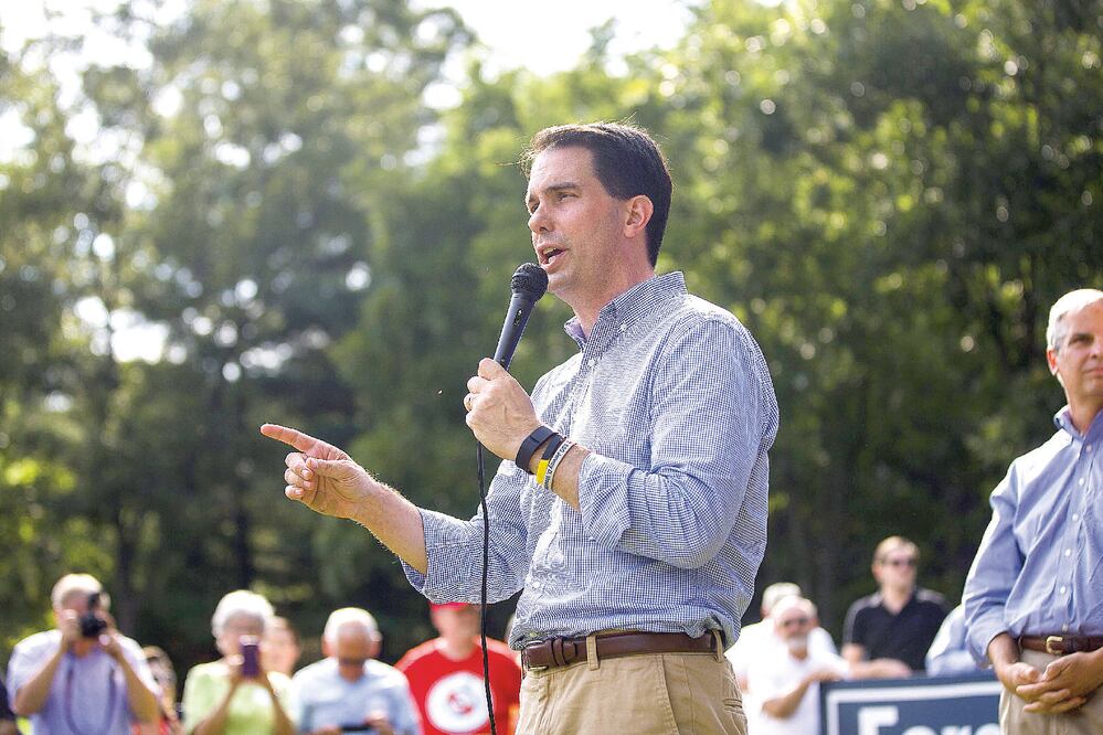 Scott Walker en un acto de campaña en Virginia, el sábado pasado. Ayer dijo que apoyaría una valla fronteriza con Canadá (JIM LO SCALZO. EFE)