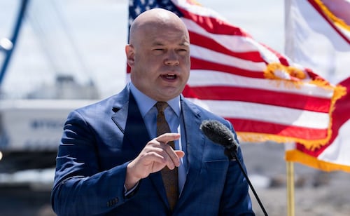 Trump nombra a Adam Telle como secretario interino del Ejército tras salida de Driscoll; "es un gran patriota", dice