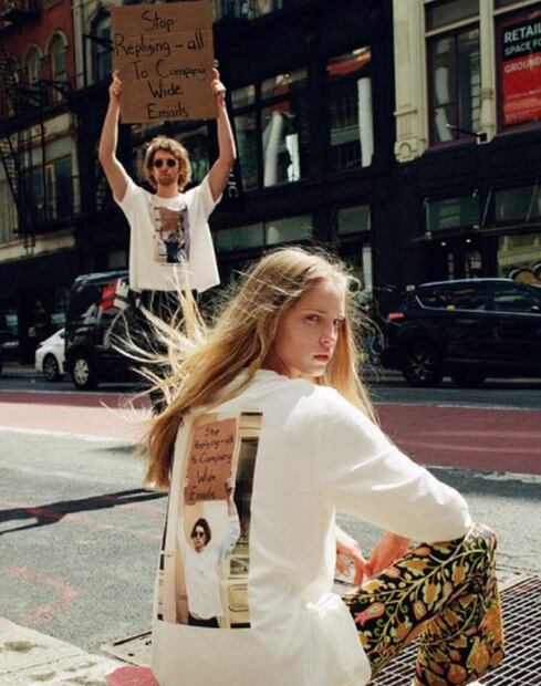 Satín y otras telas que se apoderaron del verano dentro y fuera de las pasarelas