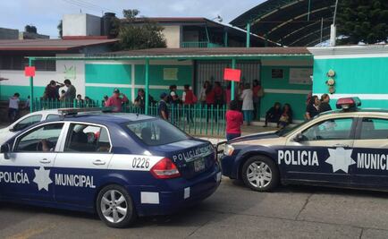 Reanudan clases en primaria de Chiapas; policía vigila el plantel