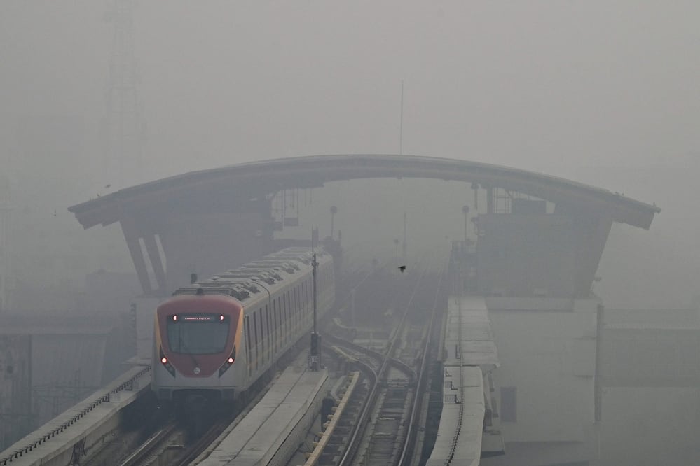 Un tren de la línea naranja del metro (OLMT) sobre una vía elevada en medio de la niebla tóxica en Lahore el 3 de noviembre de 2024. Foto: AFP