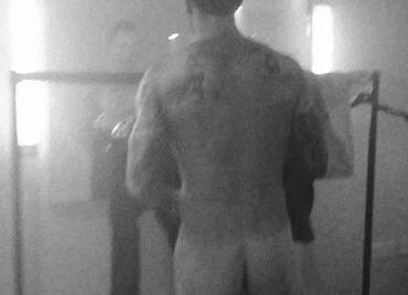 Adam Levine muestra su trasero en video