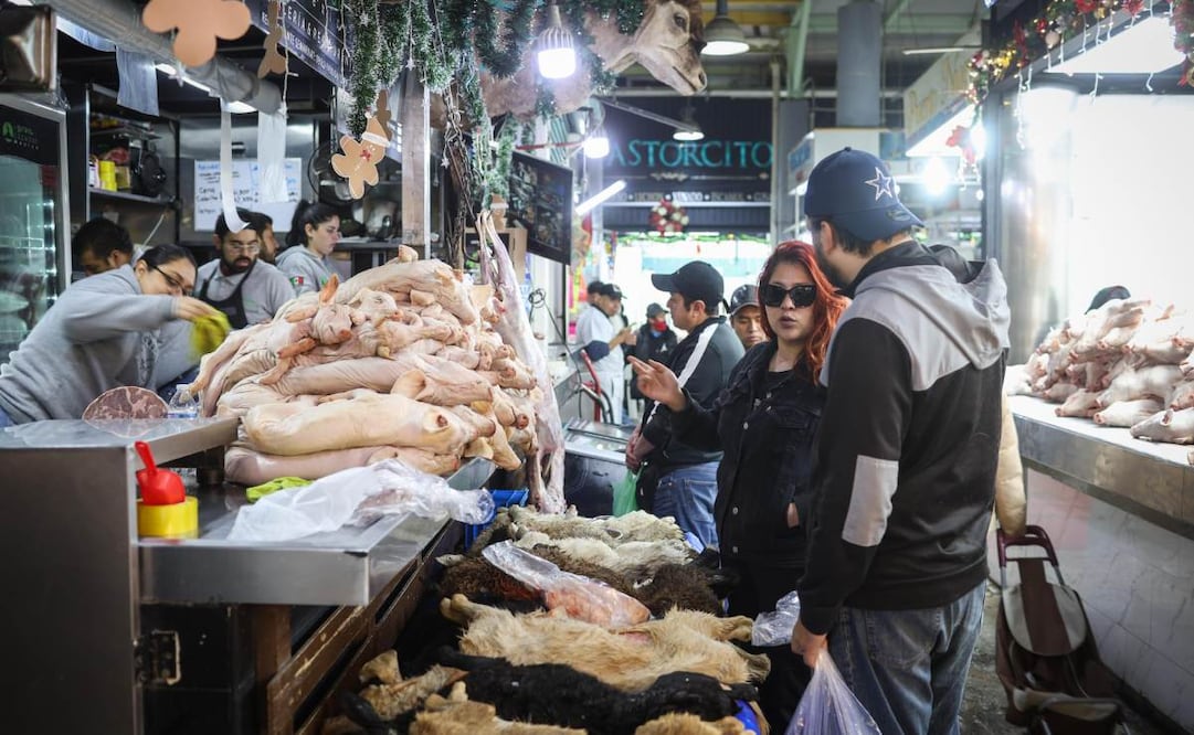 Decenas de personas acuden al mercado de San Juan para comprar de último momento los insumos para preparar la cena de Navidad. El pavo es de los animales más solicitados, pero también la gente se surte de lechones, mariscos, cabrito, pato, quesos, frutas y legumbres, entre otras carnes exóticas. FOTO: DIEGO SIMÓN SÁNCHEZ