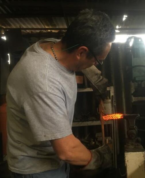 El artesano que lleva la cuchillería mexicana al mundo