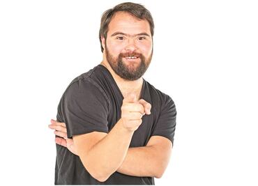 Síndrome de Down no es obstáculo: interpreta a policía cibernético en serie de TV