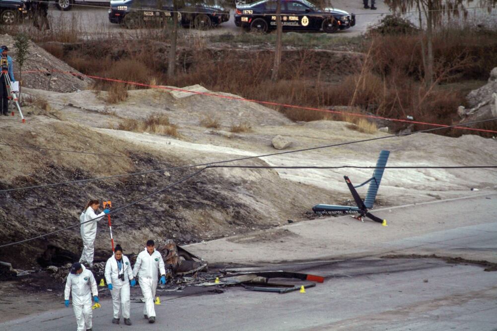 Peritos y el Servicio Médico Forense acudieron al lugar donde se desplomó la aeronave, para retirar los cuerpos de las víctimas identificadas como el capitán Jesús Aldaz Galaviz y el copiloto José Alejandro Bohon Ramírez. (JOEBETH TERRIQUEZ. EL UNIVERSAL)
