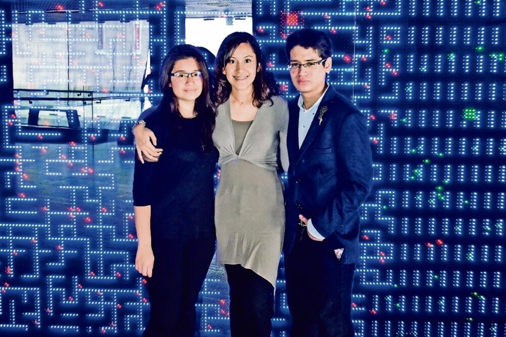 Con tres monólogos sobre la bioquímica, la genética y la física, temas que les apasionan, Jessica Morales Aguilar, de 14 años; Irazú Alamillo Dávila, de 16, y Juan Esteban Reyes Moreno, de 15, compitieron con otros estudiantes capitalinos (CORTESÍA)