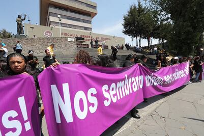 Mujeres perredistas clausuran simbólicamente la Fiscalía de Justicia de Edomex