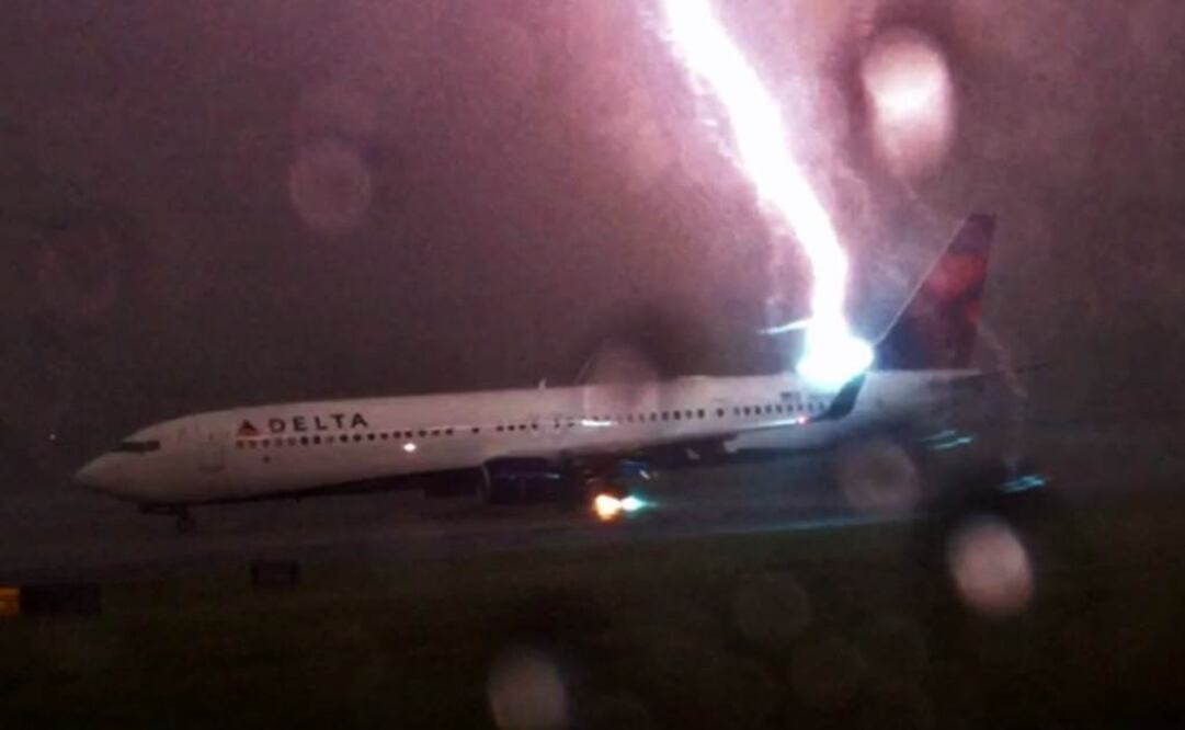 Se puede observar cómo rayo ilumina de rojo. Foto: Captura YouTube