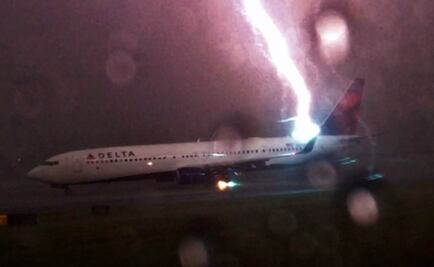 Captan caída de rayo sobre avión