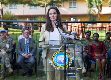 Angelina Jolie visita a niñas refugiadas en Kenia