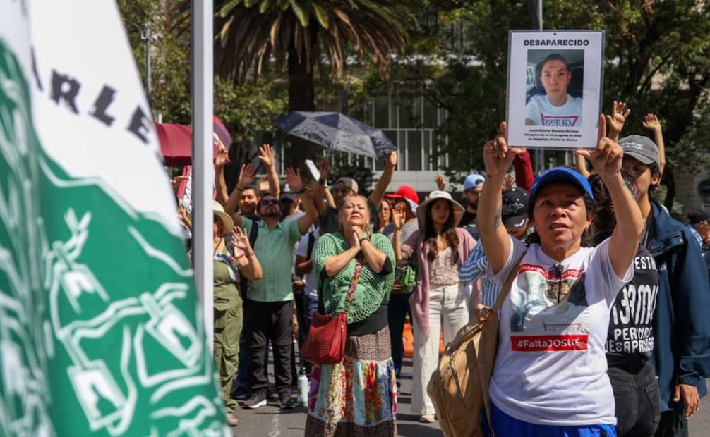 En el marco del Día Internacional de las Víctimas de Desapariciones Forzadas, colectivos de personas buscadoras, familiares y solidarios se congregan en la Glorieta de las y los Desaparecidos. Foto: Karla Guerrero/ EL UNIVERSAL