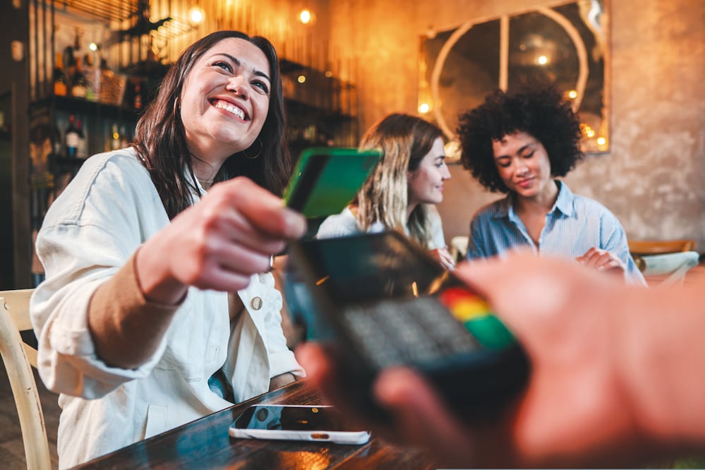 La creciente industria turística en México ha impulsado la necesidad de ofrecer opciones de pago internacionales en diversas localidades, desde resorts hasta pequeños comercios locales. Foto: Archivo/El Universal