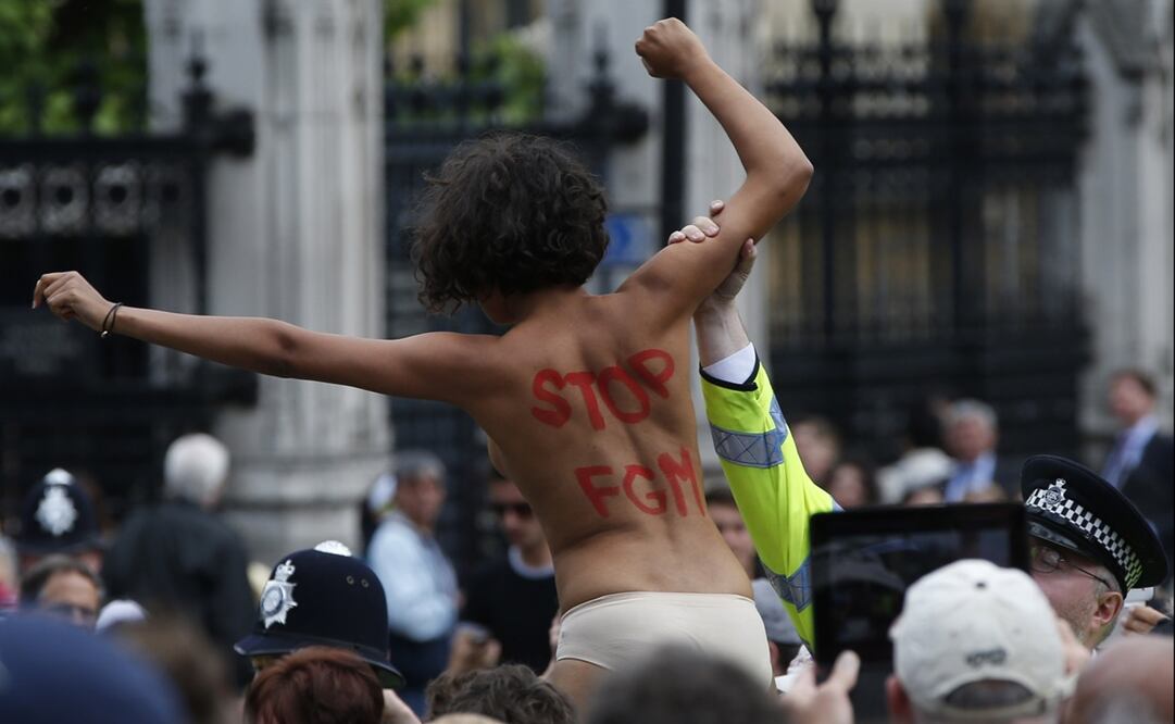 Una mujer protesta en contra de la mutilación genital femenina (FGM, por sus siglas en inglés). Foto: AP, archivo