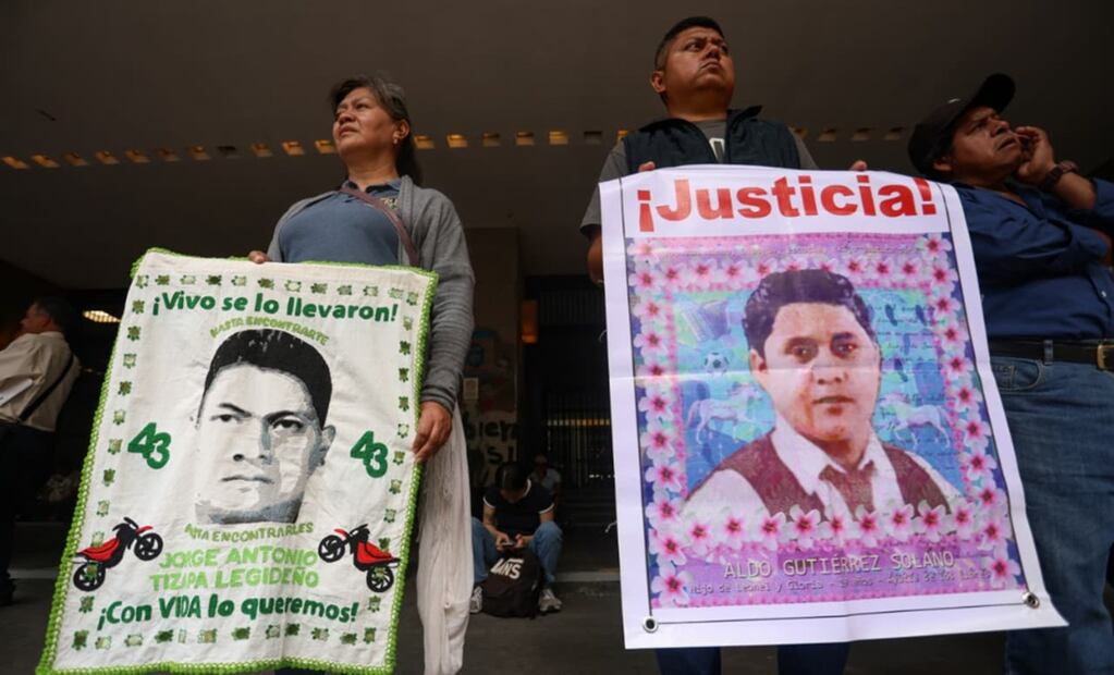 Normalistas y padres y familiares de los 43 normalistas desaparecidos marcharon sobre avenida Juárez en dirección a la SRE para exigir la extradición de Tomás Zerón de Lucio en la Ciudad de México, el 24 de septiembre de 2025. Foto: Luis Camacho/EL UNIVERSAL