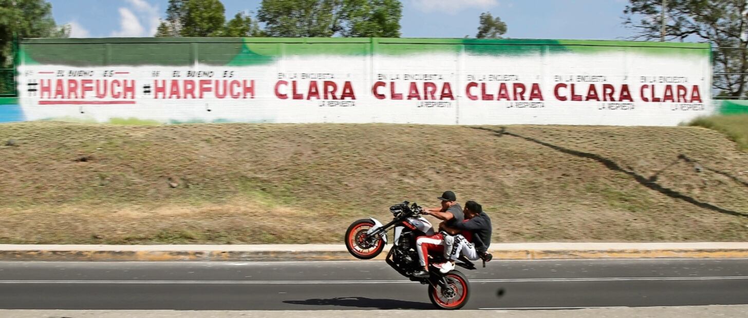 En algunas bardas conviven mensajes de apoyo a Clara Brugada y Omar García Harfuch, aspirantes de Morena a la CDMX. Foto: Valente Rosas / El Universal