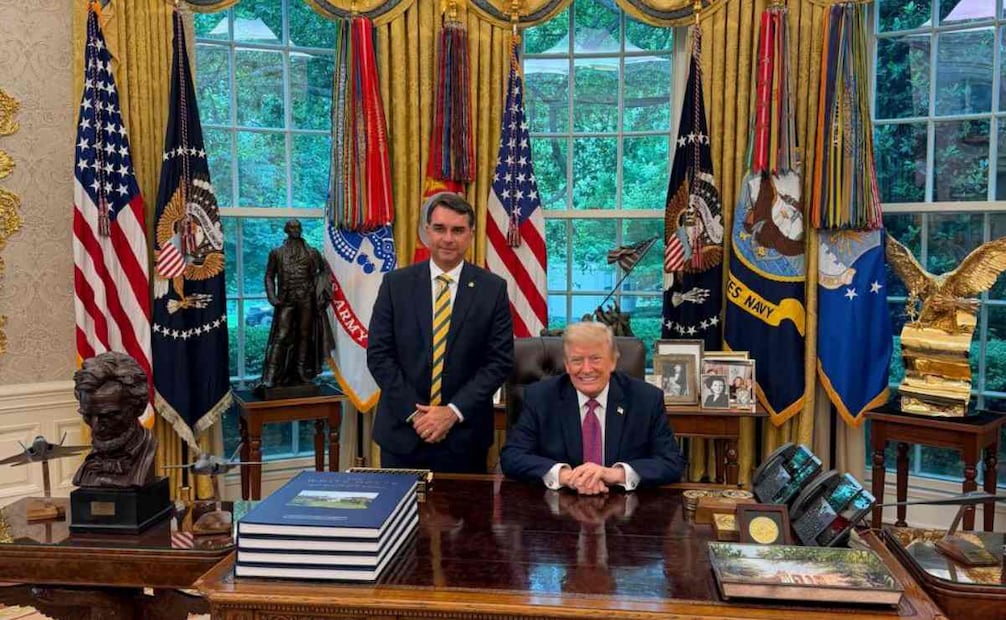 Flavio Bolsonaro, hijo de Jair Bolsonaro y candidato presidencial de Brasil, junto al mandatario Donald Trump. (26/05/26) Foto: EFE